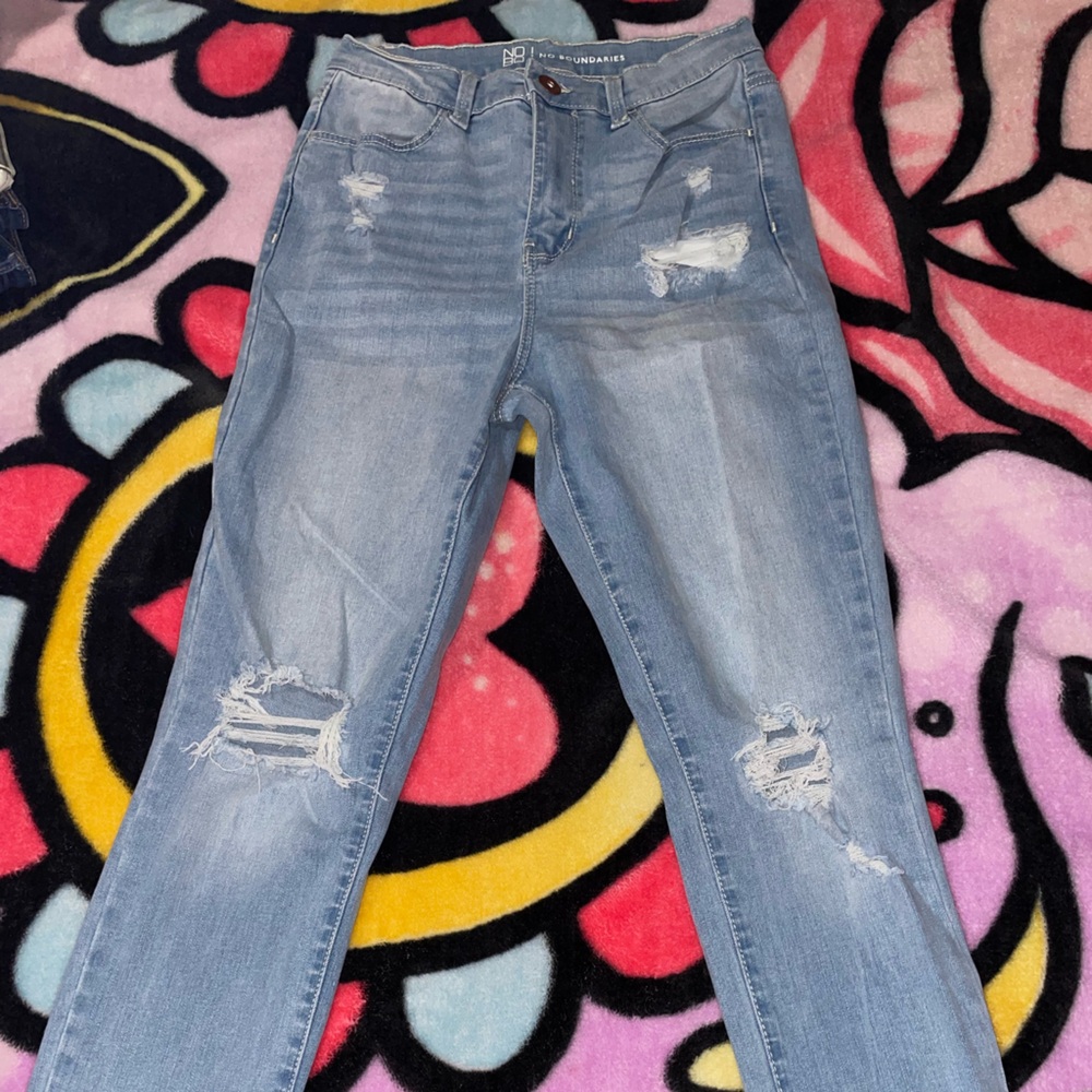 No boundaries ripped jeans